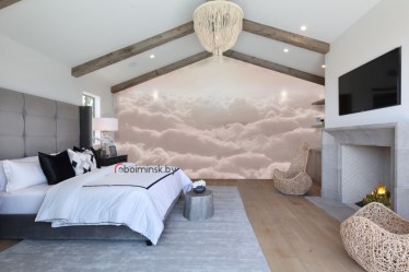 Фотообои с розовыми облаками в интерьере комнаты