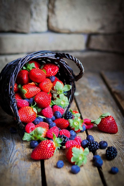 Фотообои De-Art Корзина с ягодами V2-010